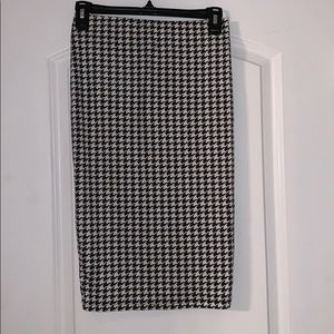 Houndstooth pencil skirt